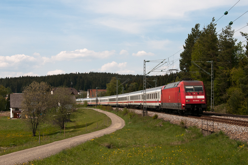 101 106-3 mit IC 2005  Bodensee  (Emden Hbf - Konstanz) am 7. Mai 2011 bei K�nigsfeld.