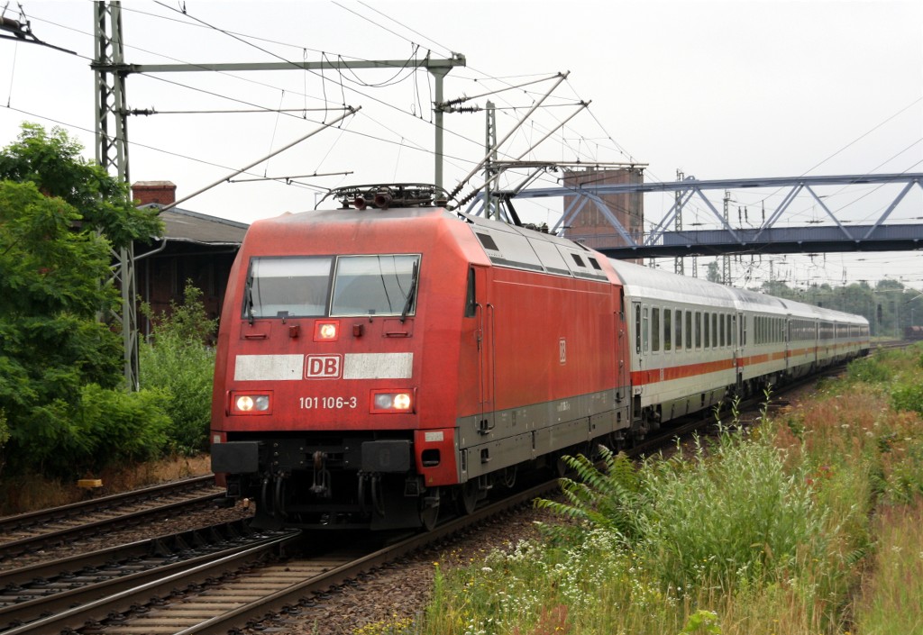 101 106-3 mit IC 2436 Ostfriesland am 06.07.2012 bei der Einfahrt in Brandenburg an der Havel