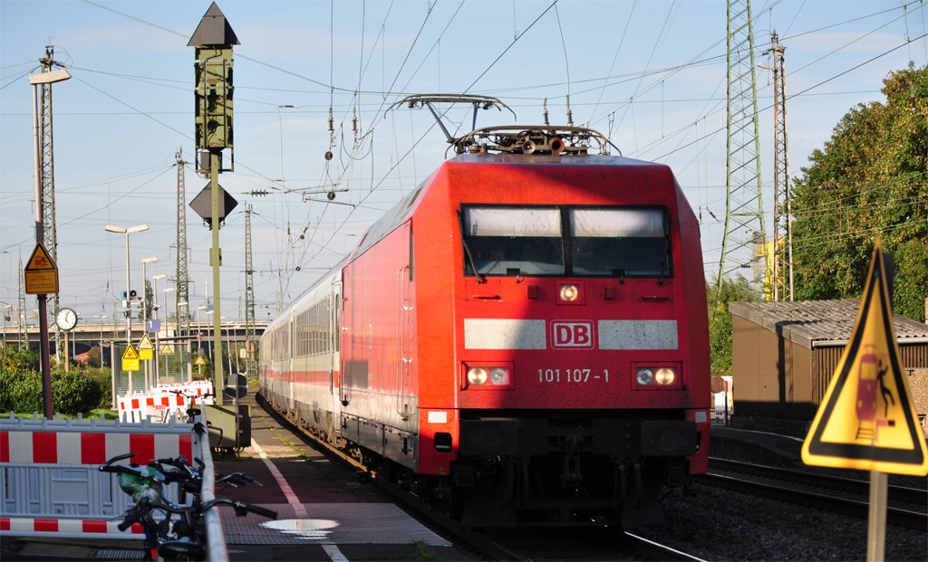 101 107-1 IC bei der Durchfahrt im Bf Hrth-Kallscheuren - 04.10.2010