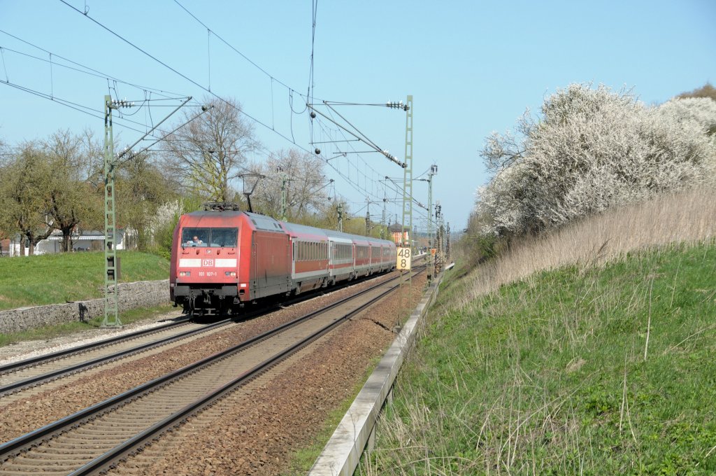 101 107 am 09.04.11 am Mnchen-Nrnberg-Express am B Reisgang/Pfaffenhofen