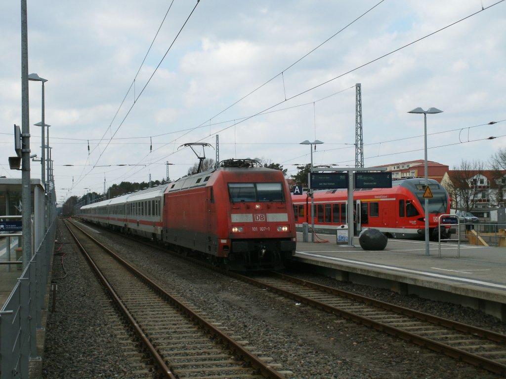 101 107 erreicht mit dem Ersatzzug 2312 aus Bad Kleinen,am 27.Mrz 2011 das Ziel Binz.Auf dem Nachbargleis wartete 429 028 als RE nach Stralsund.