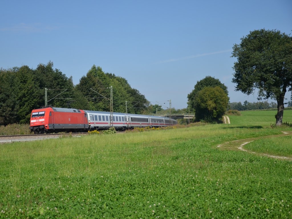 101 107 mit IC in Haus bei Ostermnchen.
Aufgenommen am 31.08.2011