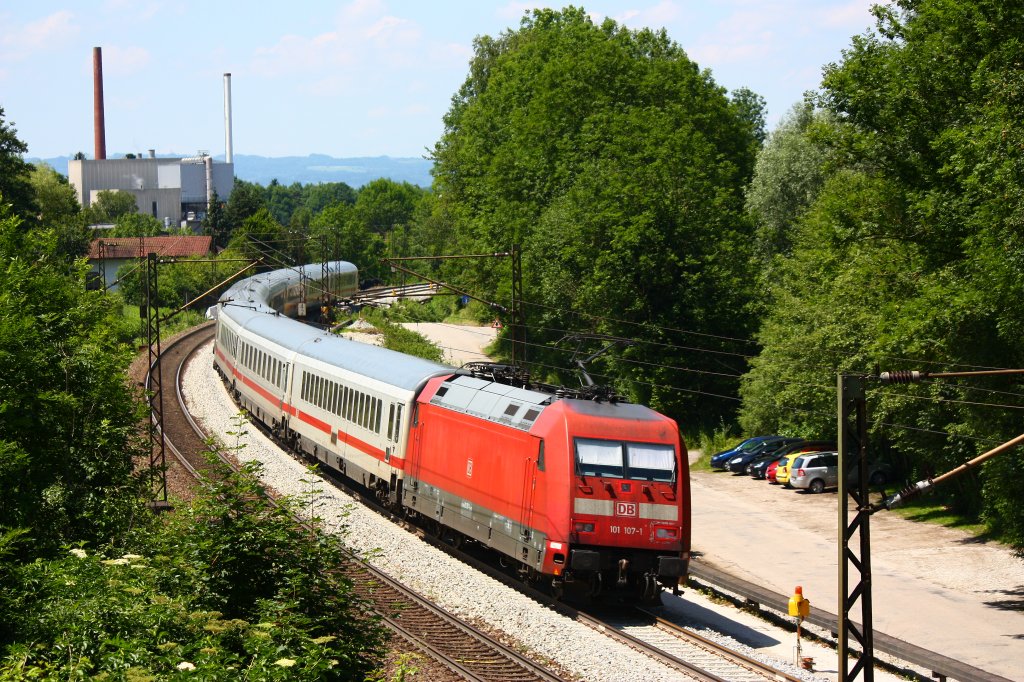 101 107 schiebt einen IC Richtung Mnchen bei Rosenheim/Landl - 01/07/2013
