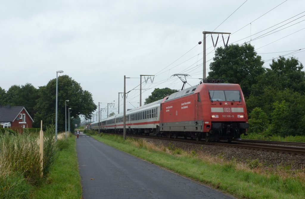101 108-9 fuhr am 13.07.2012 mit dem IC 2332 von Norddeich Mole nach Koblenz, hier in Leer.