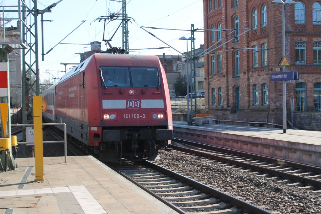 101 108-9 (im Sandwich-Betrieb mit der 101 088-3) mit IC 2216 von Stuttgart Hbf nach Stralsund in Schwerin Hbf am 20.04.2013