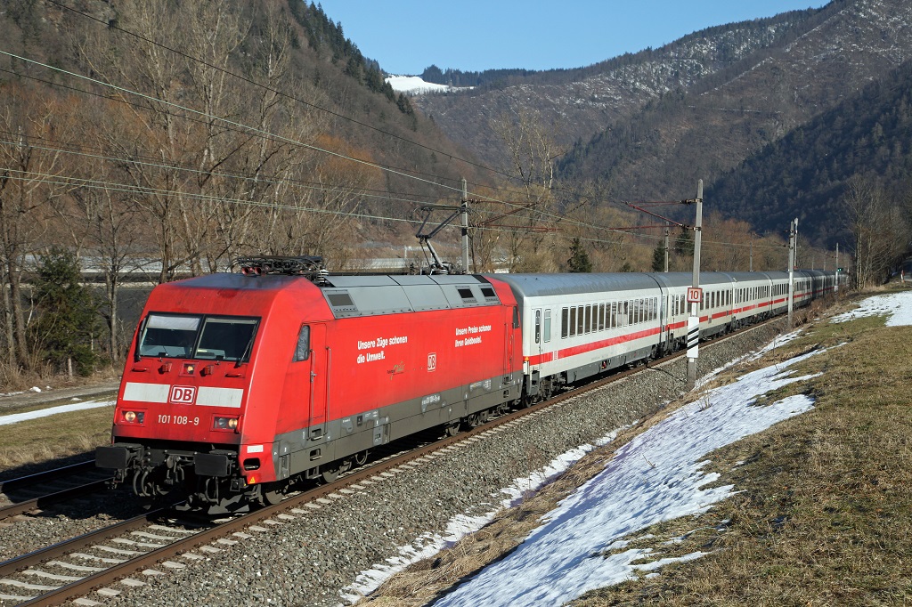 101 108 zieht IC719 (Salzburg - Graz) am 3.03.2013 zwischen Bruck/Mur und Pernegg Richtung Sden.