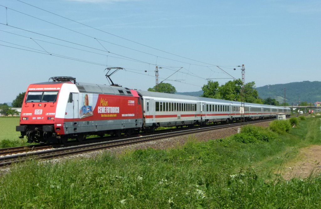 101 109-7 (CEWE Mein Fotobuch) ist mit dem EC 218 Frankfurt (Main) - Graz am 29.05.2012 bei Ltzelsachsen