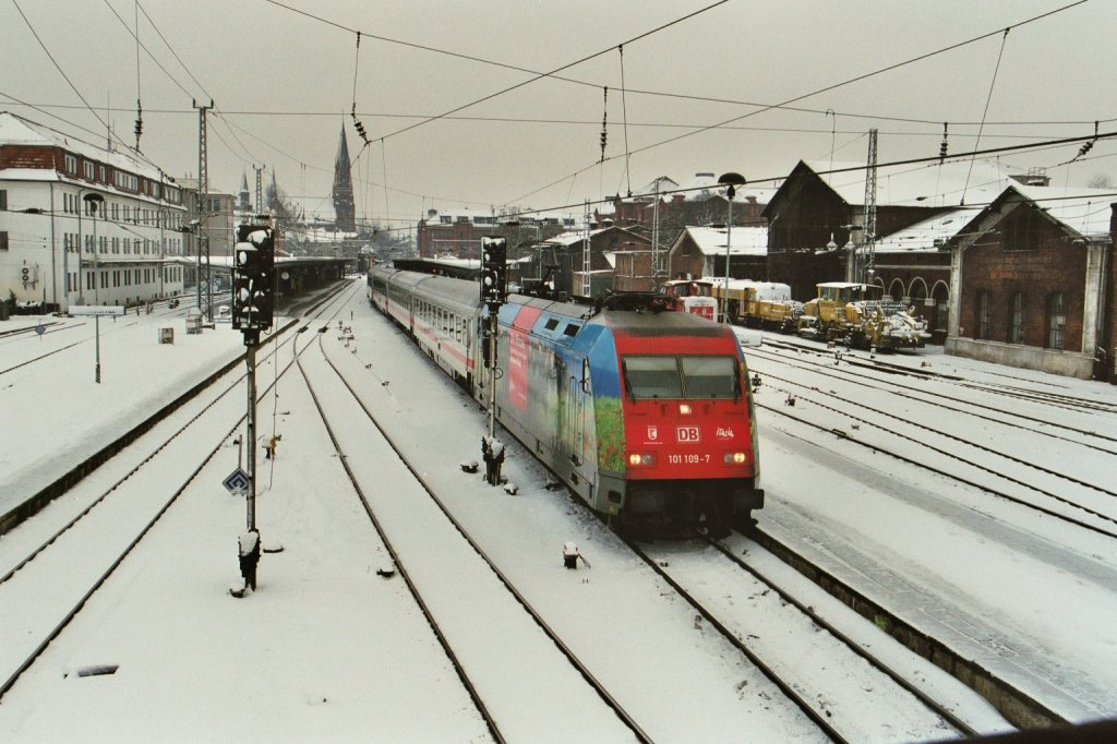 101 109 7 mit einem Intercity in Richtung Rostock hier bei der Ausfahrt aus dem Bahnhof von Schwerin HBF im Jahr 2003