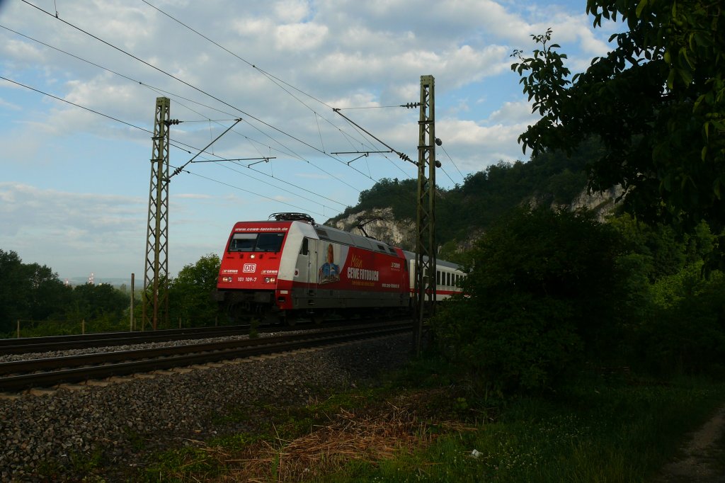 101 109  CEWE Fotobuch  mit CNL 1258 (Berlin-Lichtenberg - Zrich HB), CNL 458 (Praha hl.n.- Zrich HB) und IC 60458 (Frankfurt(Main) Sd- Basel SBB) am 7.7.12 bei Istein.