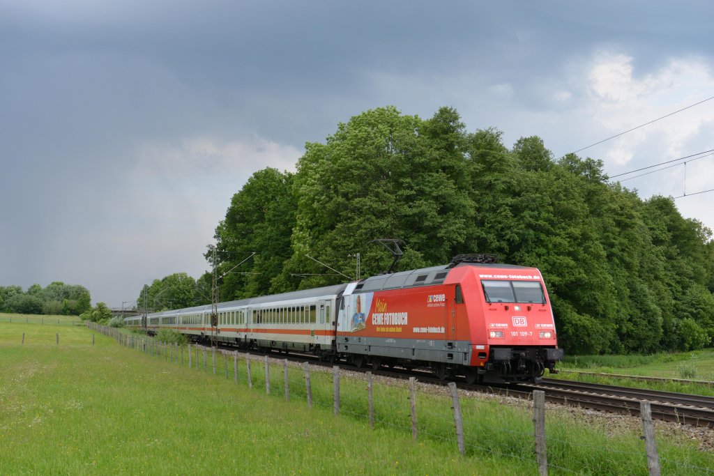 101 109  CEWE-Fotobuch  mit dem 35 Minuten verspteten EC 219 auf dem Weg nach Graz Hbf am 29.05.12 unterwegs am B Vogl.