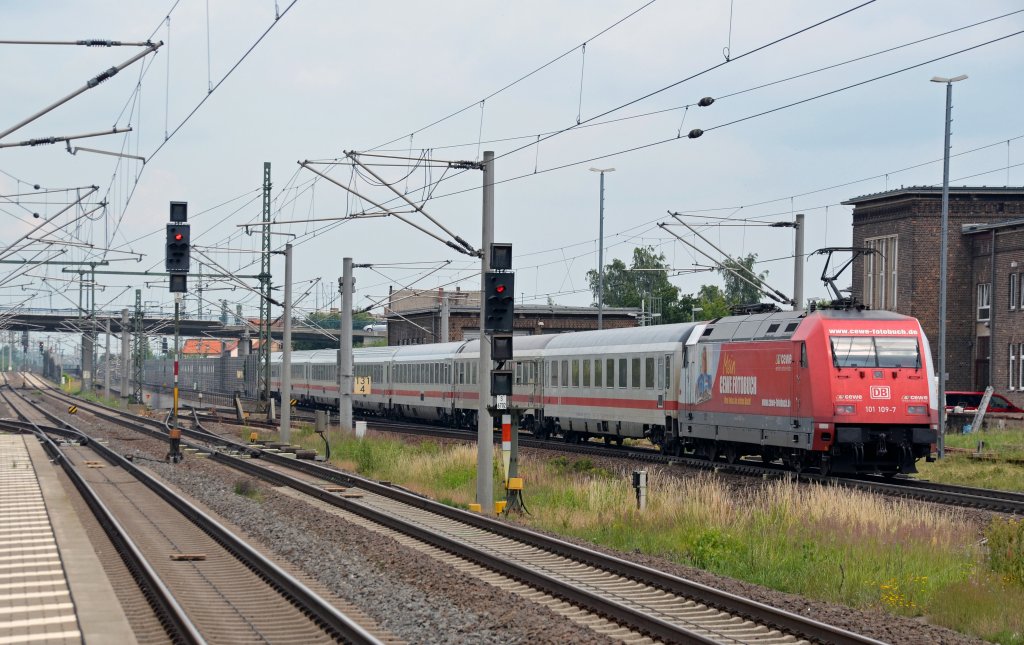 101 109 schob am 27.06.13 den IC 2355 aus Bitterfeld heraus in Richtung Berlin, Ziel des Zuges ist Ostseebad Binz.