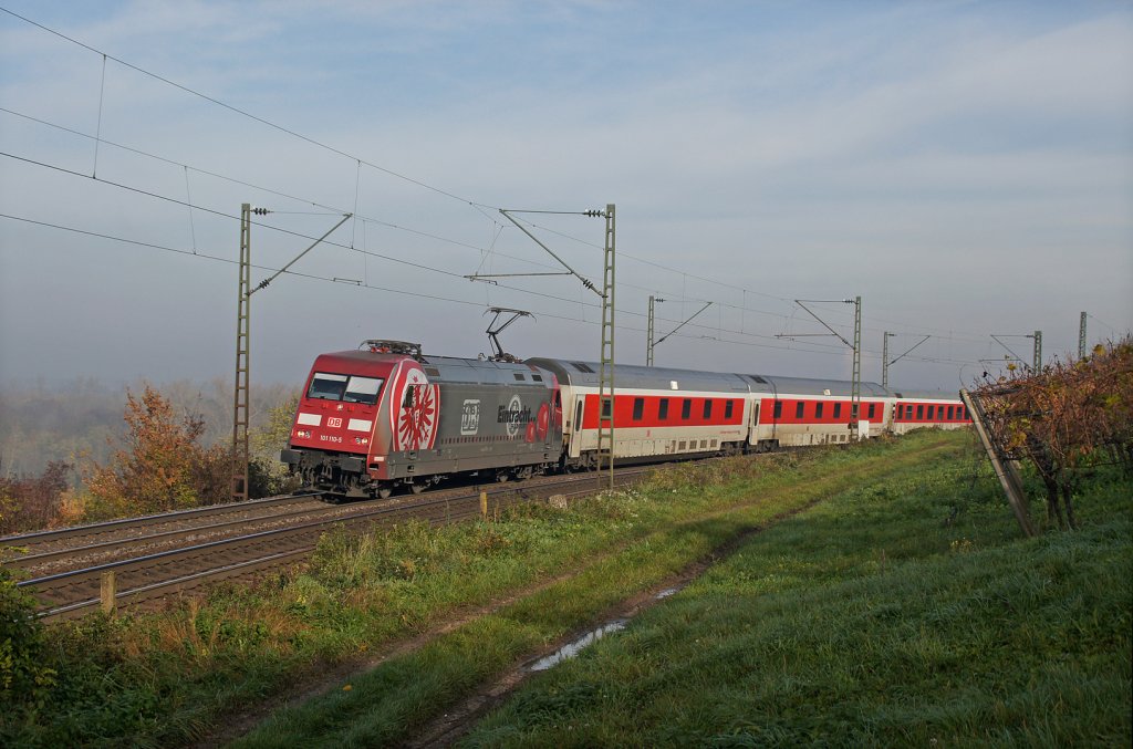 101 110-5  Eintracht Frankfurt  mit CNL 473 Koebenhavn H - Basel SBB und den ersten Sonnenstrahlen in Rheinweiler. 09.11.12
