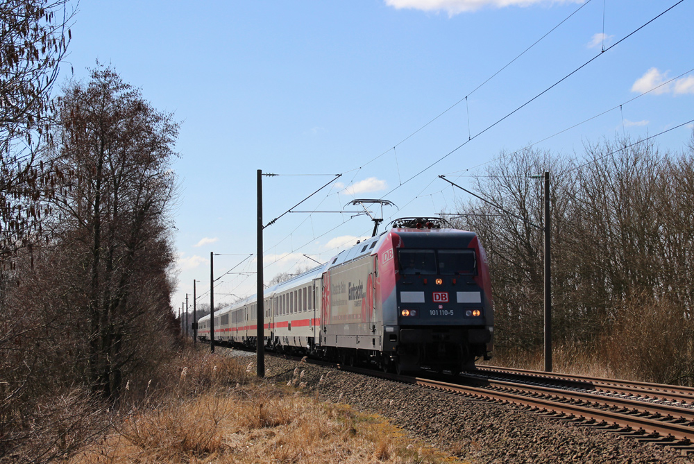 101 110-5 fuhr am 01.04.2013 mit dem IC 131 von Luxemburg nach Norddeich, hier kurz vor Leer.