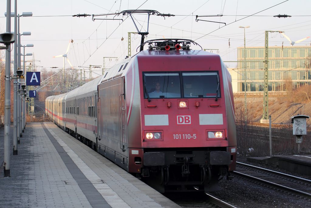101 110-5 mit IC 2332 nach K�ln bei der Einfahrt in Recklinghausen 1.4.2013