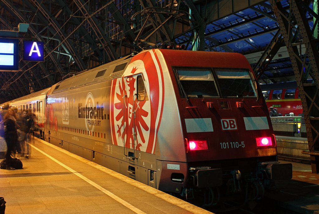 101 110-5 schiebend am IC1915 in Kln Hbf am 04.11.2012