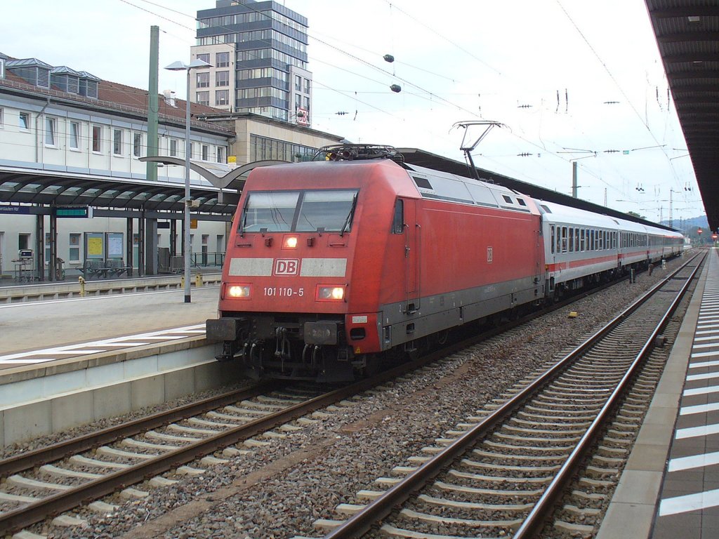 101 110-5 steht als IC 2052 Stuttgart - Saarbrcken am 21.08.2011 in Kaiserslautern Hbf