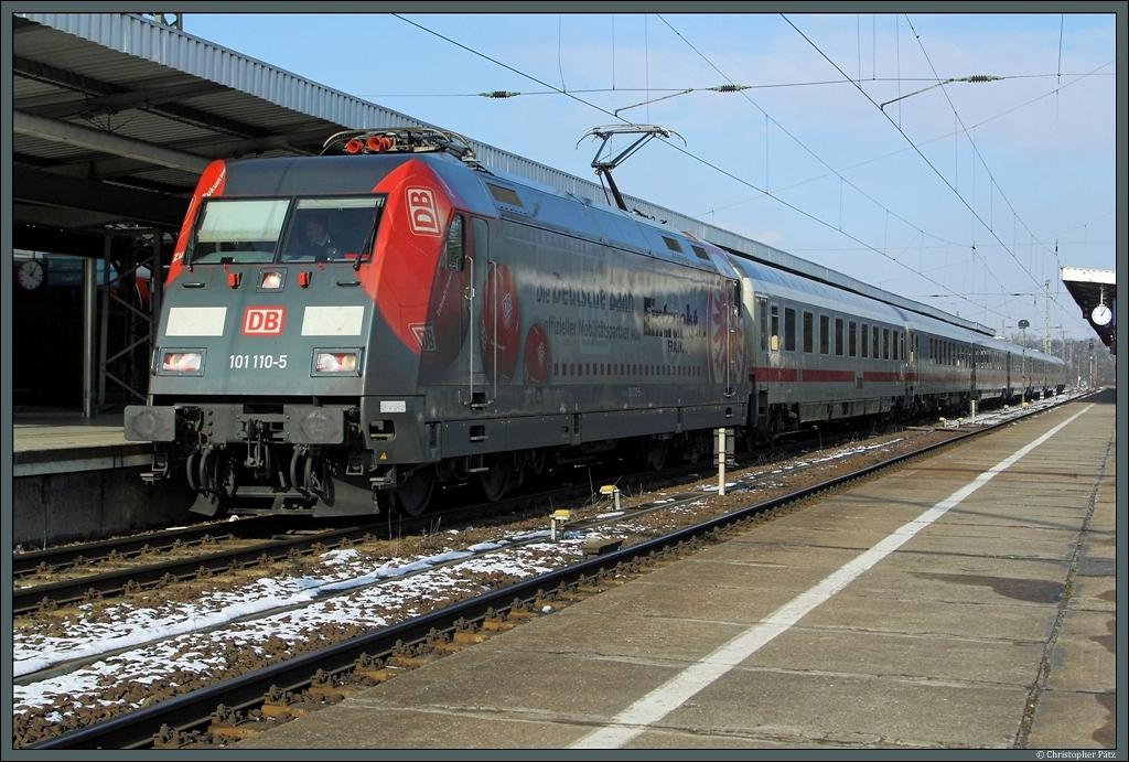 101 110-5 steht am 10.02.2013 mit dem IC 2037 nach Dresden im Magdeburger Hauptbahnhof. 