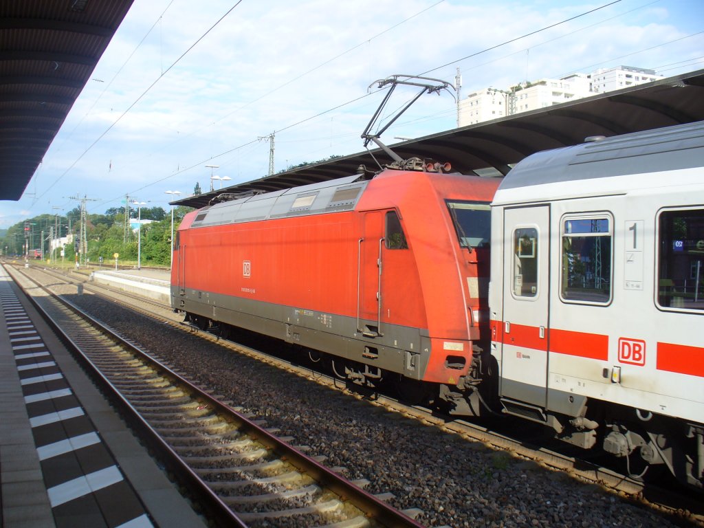 101 110-5 zieht den IC 2282 Saarbrcken - Kassel-Wilhelmshhe am 11.06.2011 aus Kaiserslautern Hbf