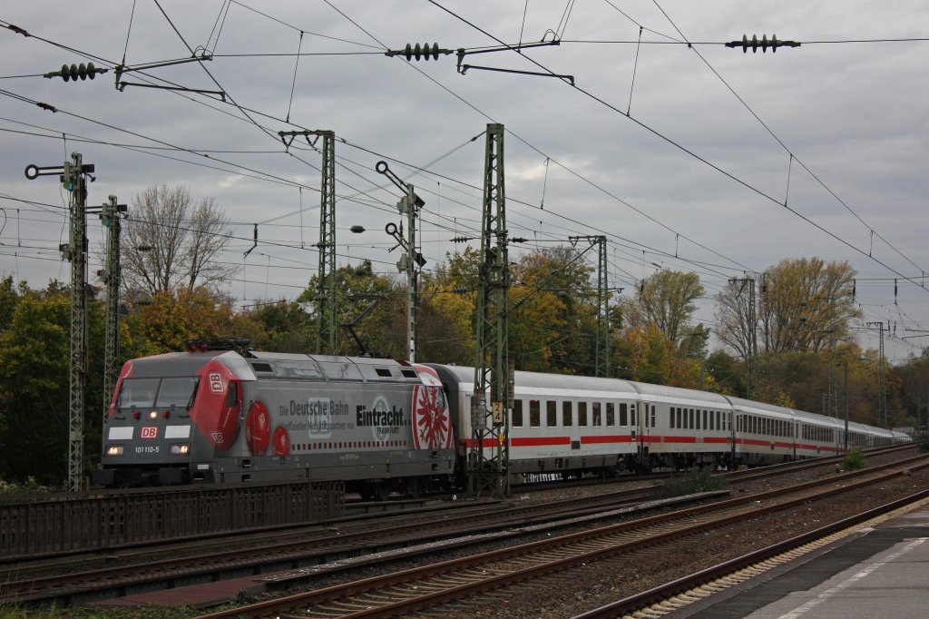 101 110  Eintracht Frankfurt  am 1.11.12 mit einem IC bei der Einfahrt in den Dsseldorfer Abstellbahnhof.
Aufgenommen in Dsseldorf-Oberbilk.