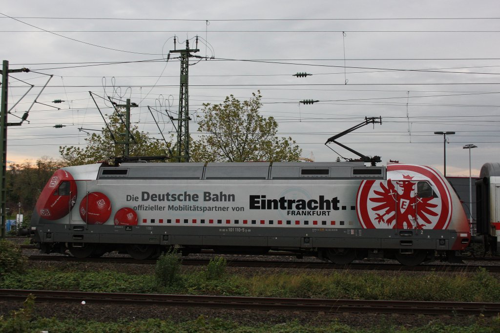 101 110  Eintracht Frankfurt  am 1.11.12 in Dsseldorf-Oberbilk bei der Einfahrt in den Dsseldorfer Abstellbahnhof.