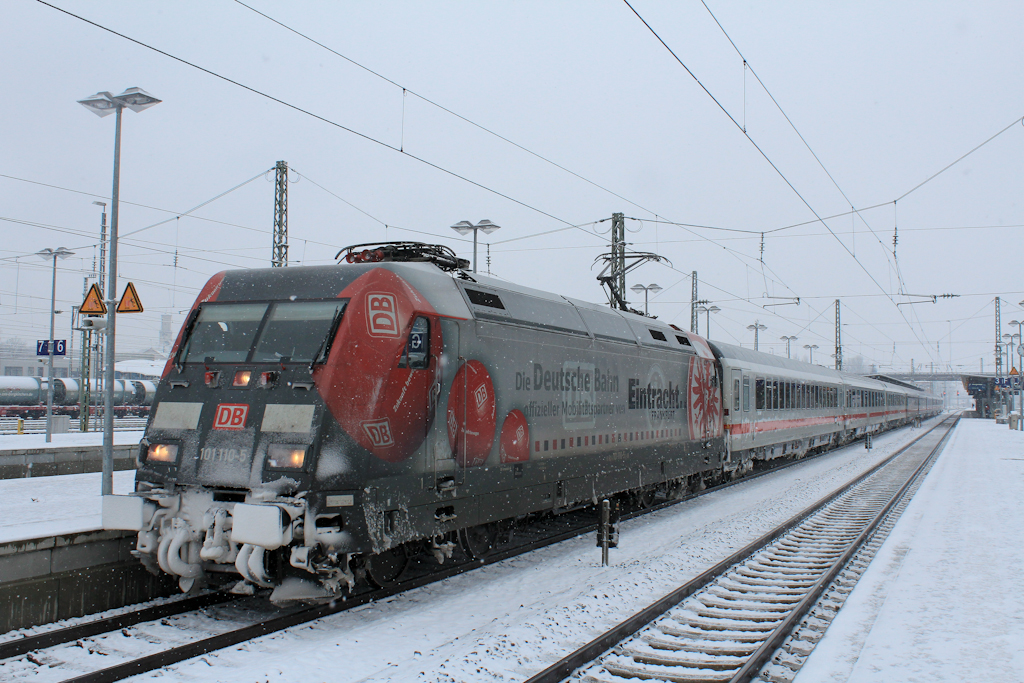 101 110  Eintracht Frankfurt  mit einem EC nach Graz, aufgenommen am 12.1.13 in Rosenheim.