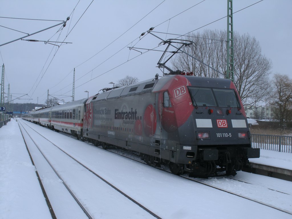 101 110 mit dem IC 2212 Koblenz-Binz,am 21.M�rz 2013,in Bergen/R�gen.