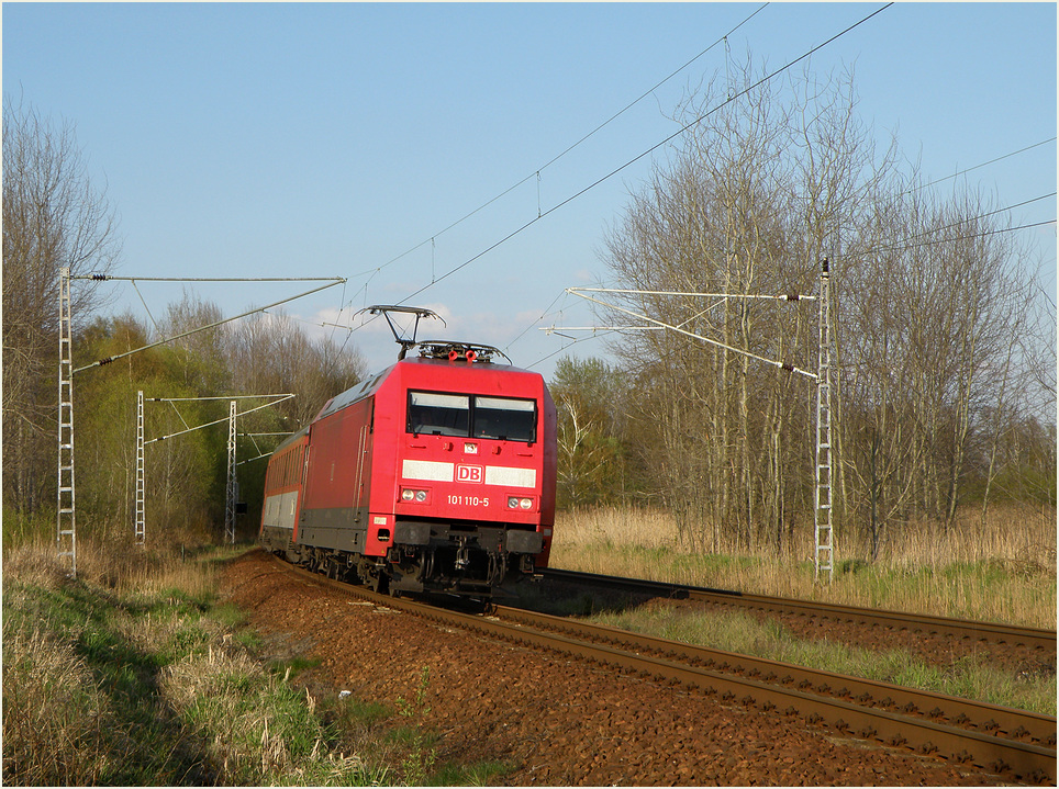 101 110 mit EC 179 bei Elsterwerda, 25.04.2012