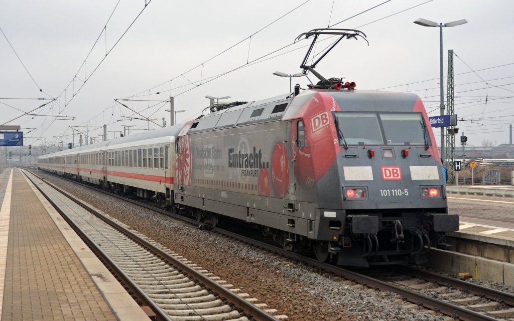 101 110 verlsst mit dem IC 2356 nach Frankfurt(M) den Bahnhof Bitterfeld.
