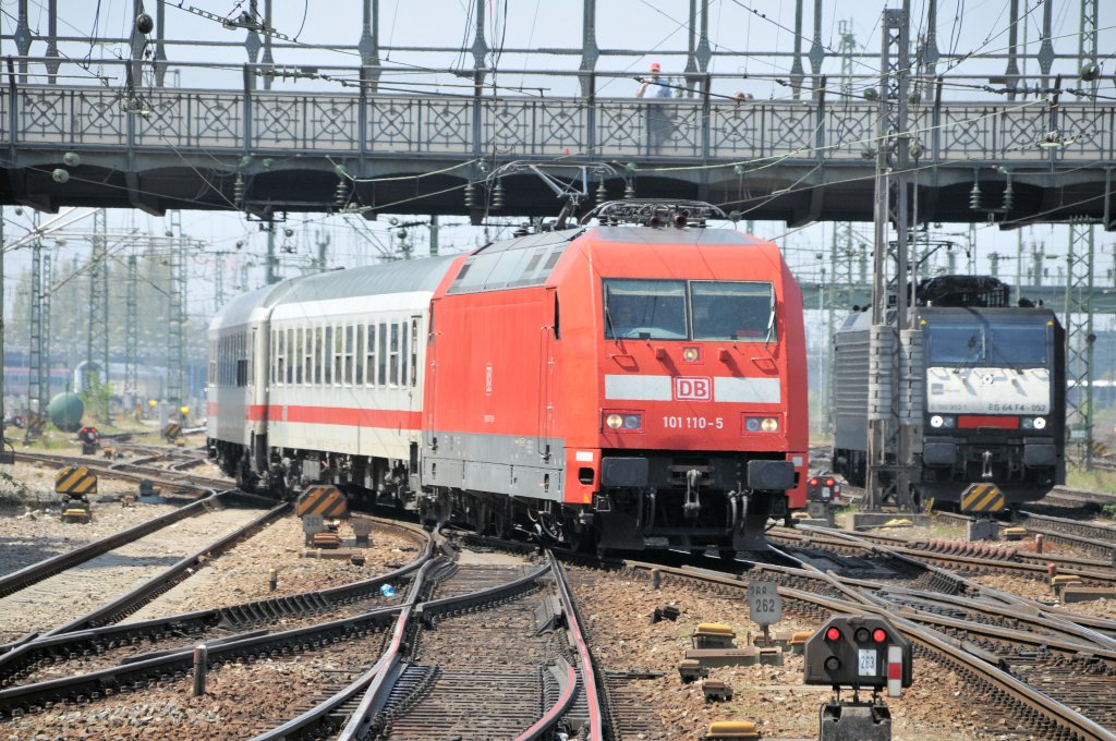101 110 zieht am 25.04.10 den sonntglichen IC nach Flensburg aus der Abstellgruppe Pasing in den Mnchner Hbf. Als Statist ES64 F4-092