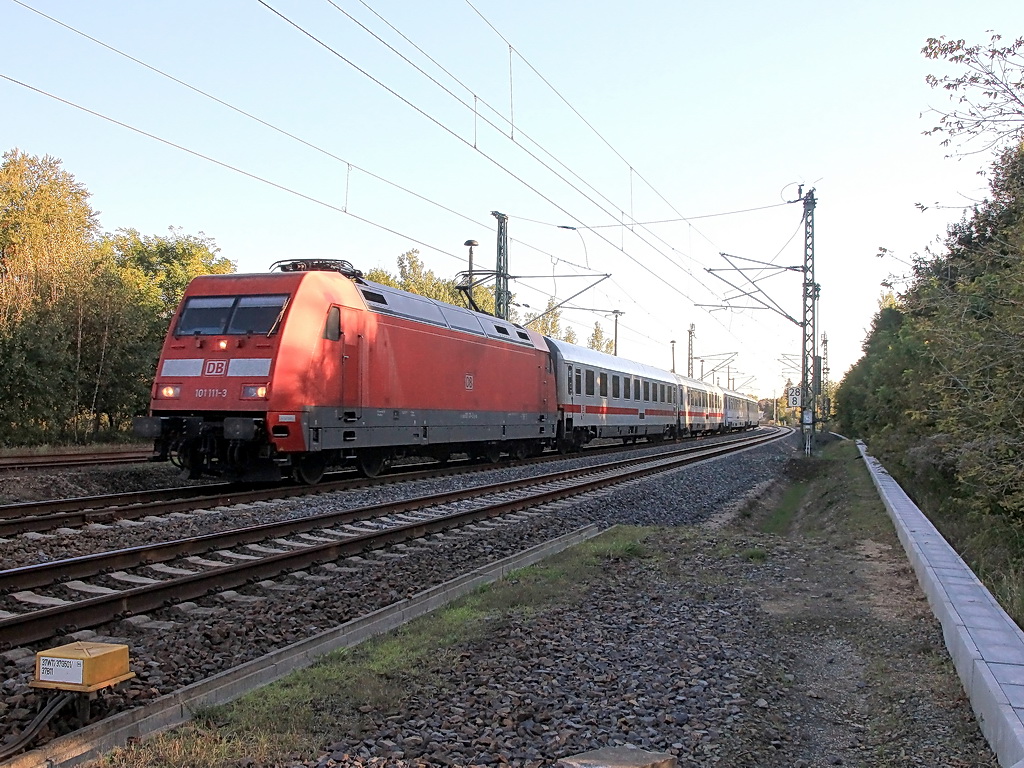 101 111-3 durchfhrt am 30. September 2011 mit einem IC Knigs Wusterhausen. Mit dabei zwei PKP Intercity Wagen. 