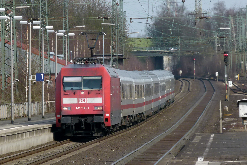 101 112-1 mit IC bei der Einfahrt in Recklinghausen 12.3.2011