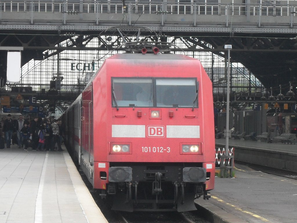 101 112-3 stand am 8.5.10 im Klner Hbf.
