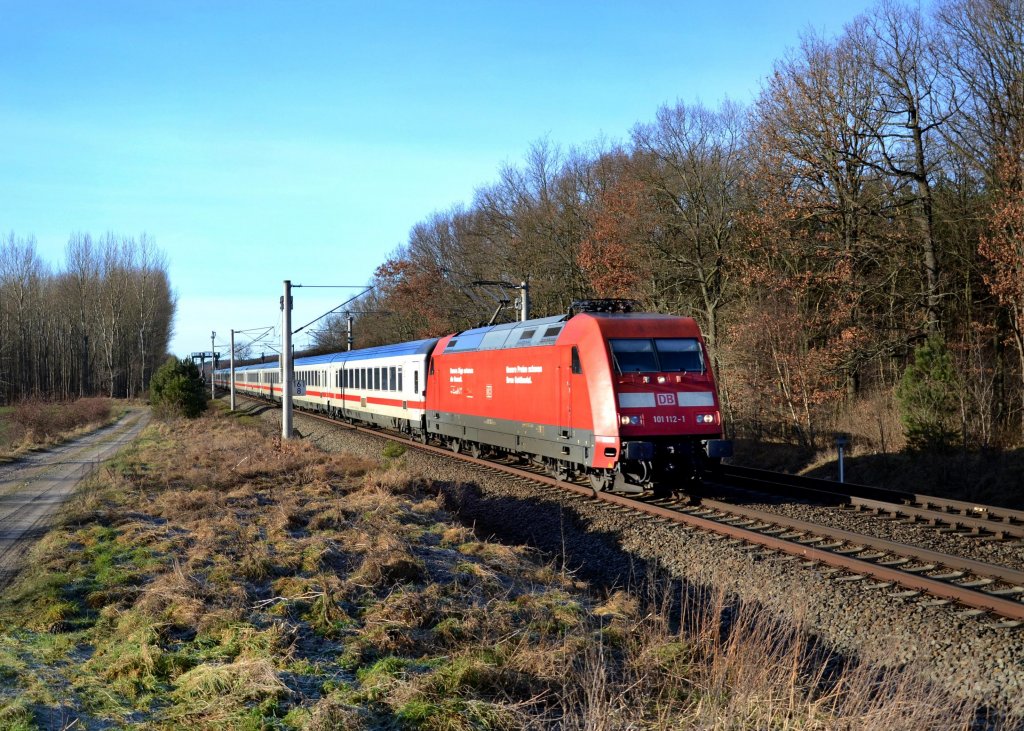101 112 mit einem IC am 28.12.2012 bei Nennhausen.