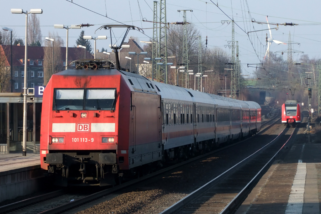 101 113-9 mit IC 130 nach Koblenz bei der Einfahrt in Recklinghausen und mit im Bild Ausfahrende RB 42 nach Mnster 21.3.2012
