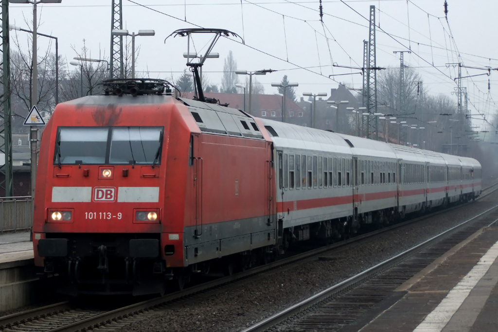 101 113-9 mit IC 132 nach Luxemburg bei der Einfahrt in Recklinghausen 17.3.2012