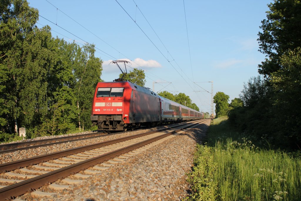 101 113 unterwegs bei Tauberfeld in Richtung Treuchtlingen am 28.05.2013. Am Zugschluss schiebt 101 051. Der Zug wird in Treuchtlingen ber Nacht abgestellt und gereinigt, bevor er am nchsten Tag wieder als Mnchen-Nrnberg-Express im Einsatz ist.