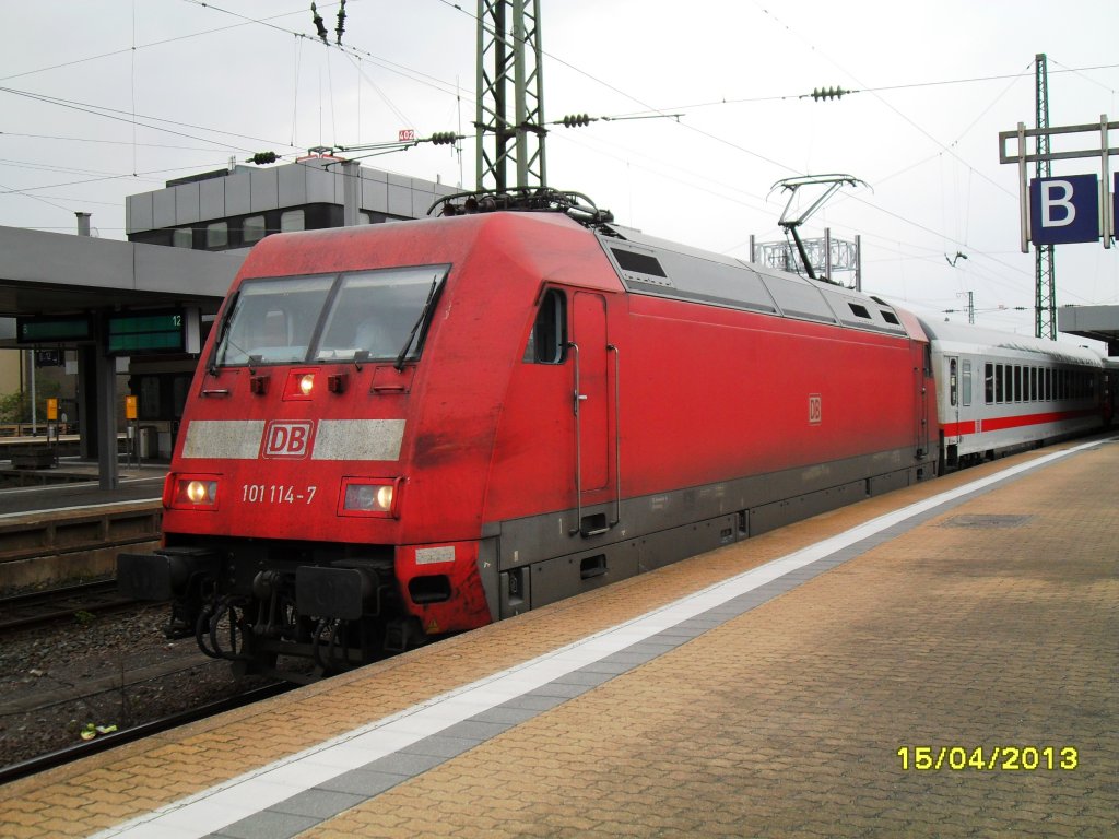 101 114-7 mit einem Intercity nach Frankfurt/Main am 15.April 2012 in Saarbrcken Hauptbahnhof.