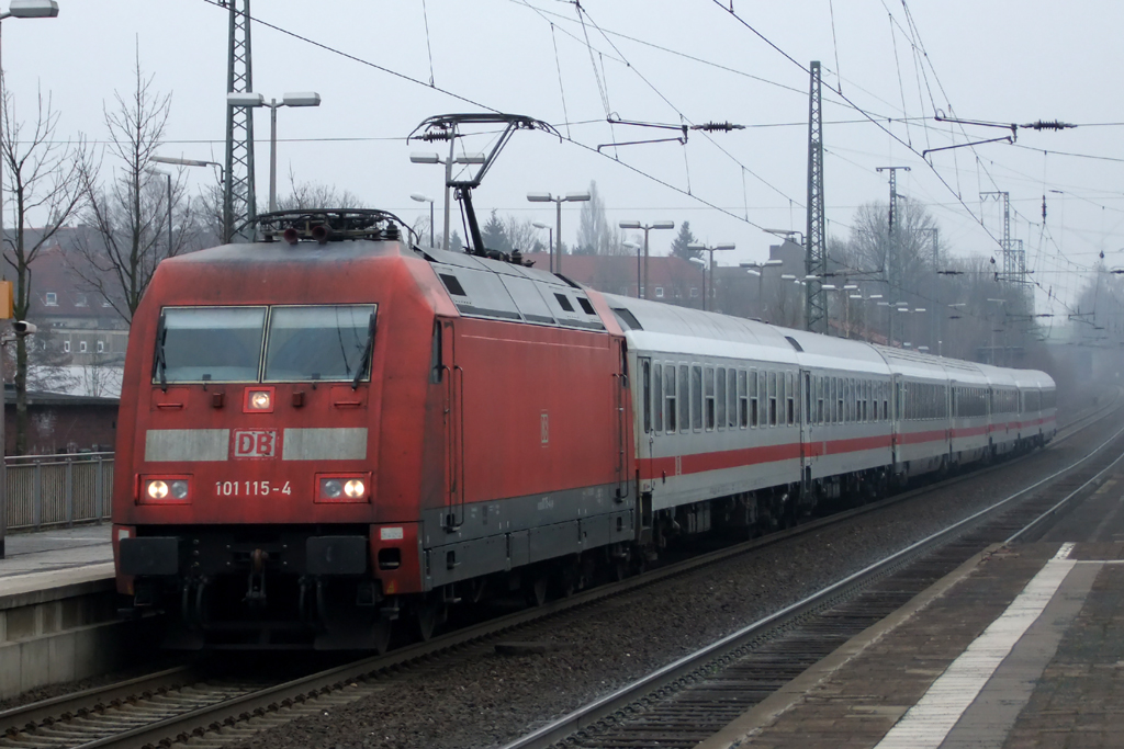 101 115-4 mit IC 134 nach Luxemburg bei der Einfahrt in Recklinghausen 17.3.2012