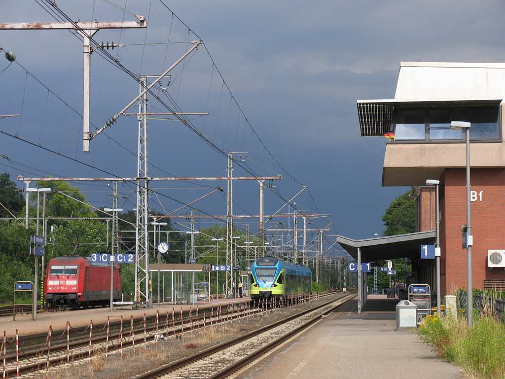 101 115-4  neben die ET 004 der Westfalenbahn mit WFB90504 Bielefeld Hauptbahnhof-Bad Bentheim auf Bahnhof Bad Bentheim am 11-7-2012.