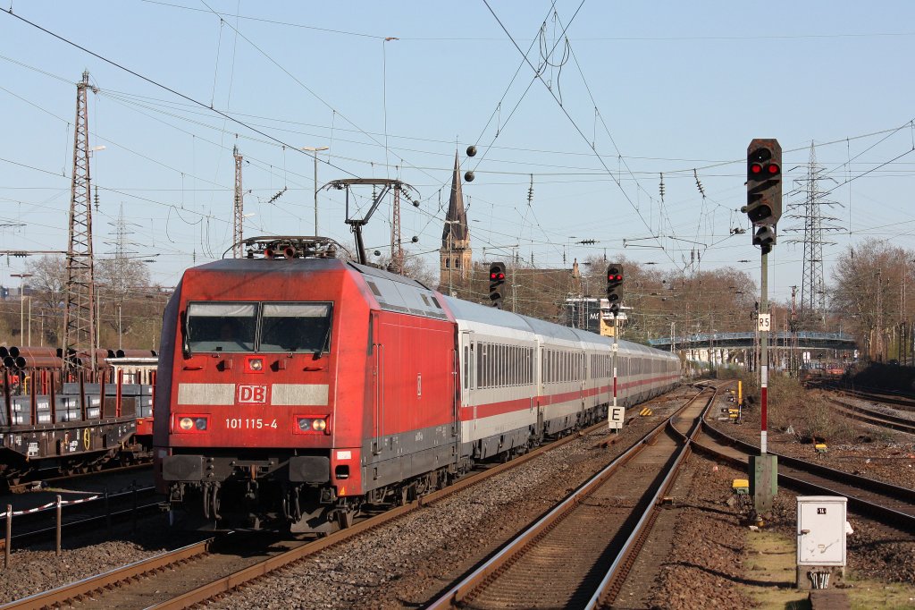 101 115 zog am 25.3.12 einen InterCity durch Mlheim-Styrum.