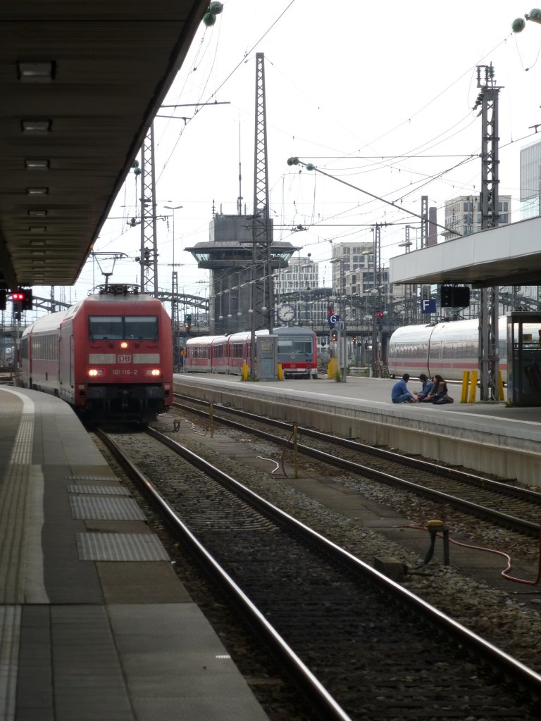 101 116-2 fhrt mit dem verspteten Mnchen-Nrnberg-Express in den Mnchner Hauptbahnhof ein, 23.Mai 2013.