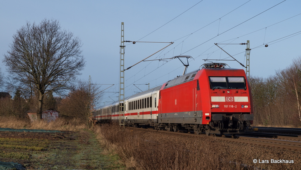 101 116-2 hat ab Itzehohe den IC 2311 aus Westerland bernommen und wird ihn nun bis Stuttgart Hbf befrdern. Aufgenommen am 28.12.12 in Halstenbek an der Baumschule.