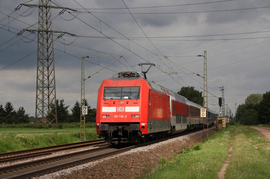 101 116 zieht den ber 4 Stunden verspteten CNL 473 von Kopenhagen nach Basel mit Kurswagen aus Russland.Aufgenommen am 29.08.10 in Lampertheim.