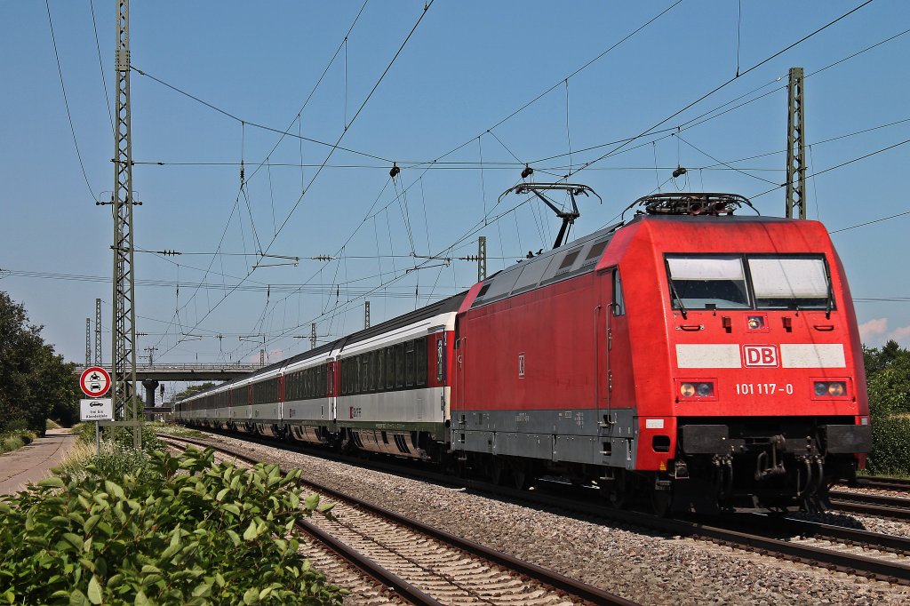 101 117-0 bespannte am 02.08.2013 den SBB Eurocity 9 von Hamburg-Altona bis Basel SBB. Hier ist der EC nrdlich von Mllheim (Baden) zwischen den berholgleisen.