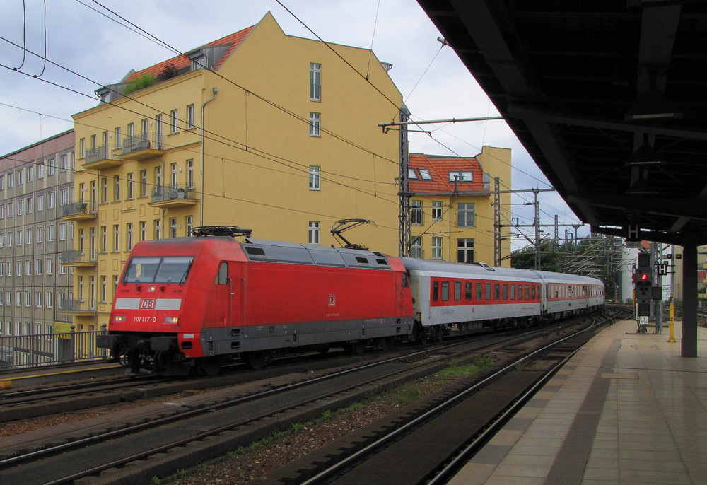 101 117-0 fhrt hier mit dem CNL 1244 (Mnchen Hbf -> Berlin Lichtenberg) durch den Bahnhof Berlin Friedrichstrae.  12.06.2010