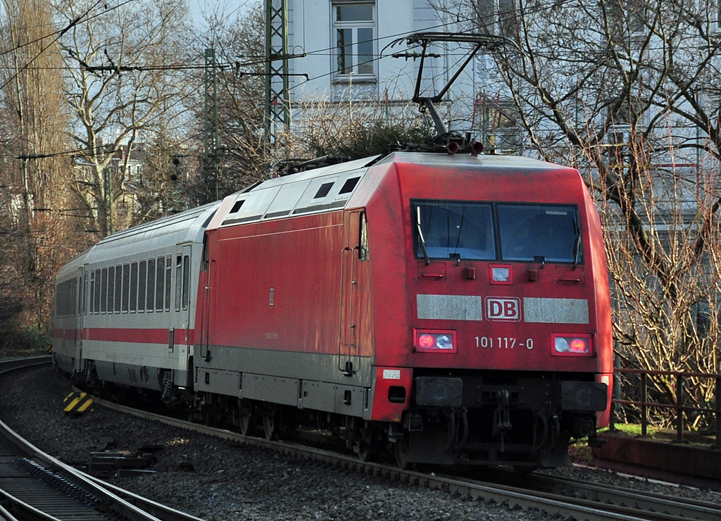 101 117-0 schiebt IC 2025 und verlt pnktlich den Hbf Bonn in Richtung Frankfurt/Main - 08.01.2011