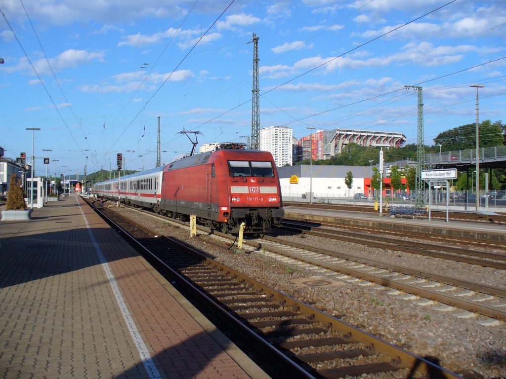 101 117-0 verlsst als IC 2052 Stuttgart - Saarbcken am 06.07.2011 Kaiserslautern Hbf