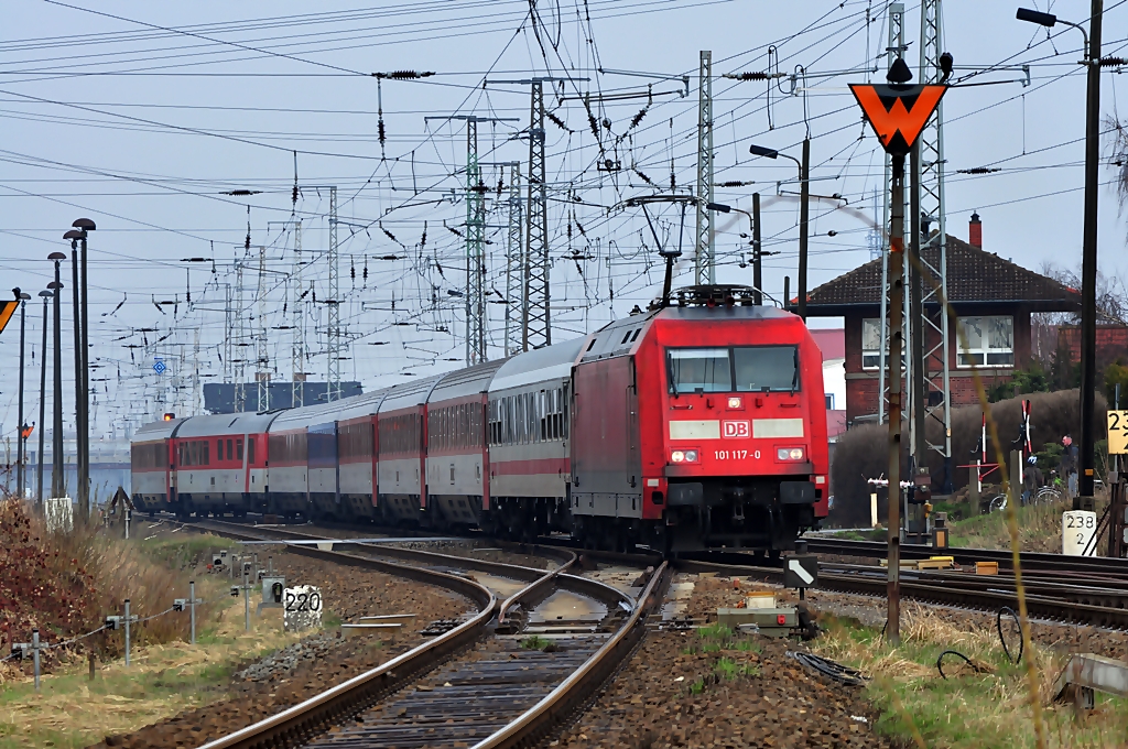 101 117 hat den Eurocity nach Prag bernommen und bringt ihn von Stralsund Richtung Berlin am 04.04.2010