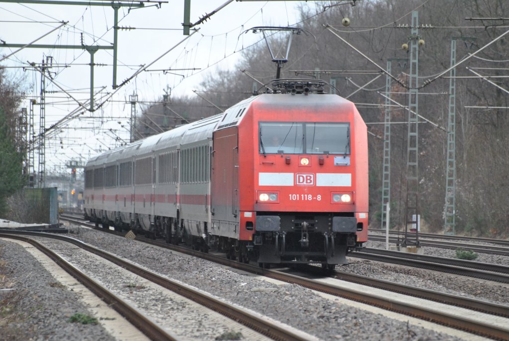 101 118-8 durchfhrt am 23.01.2012 den Bahnhof von Dreieich-Buchschlag.