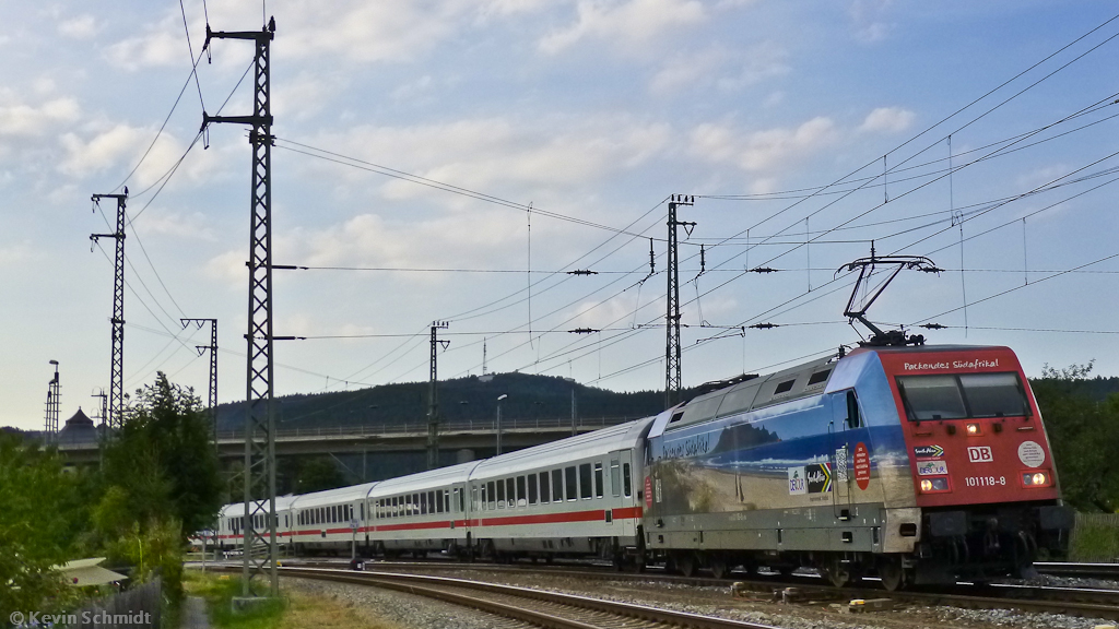 101 118-8 erreicht mit IC 2209 Berlin - München in Kürze den Bahnhof Saalfeld (Saale). (13.08.2012)